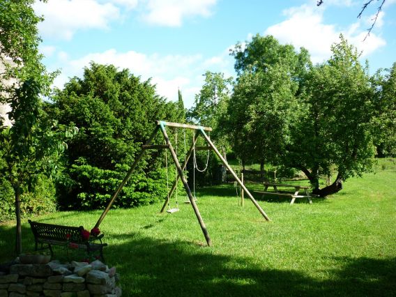 Une partie du jardin du logis et la balançoire