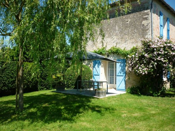 Le jardin privatif et la terrasse du gîte