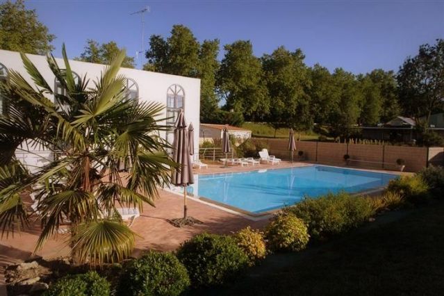 Piscine à débordement