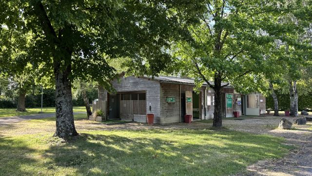 Bloc sanitaires camping Le Martin Pêcheur à Magné au coeur du Marais Poitevin