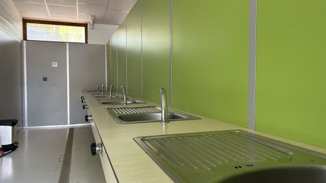Evier vaisselle séparés sanitaires Camping Le Martin Pêcheur Magné
