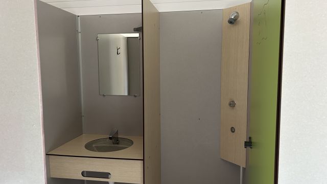 Douche et lavabo dans cabine de sanitaire spacieuse au Camping le Martin Pêcheur