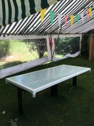 Table sous tente milieu jardin