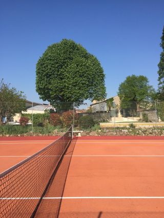 Terrain de tennis et de pétanque dans la propriété
