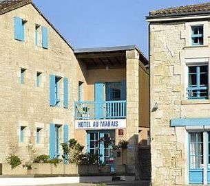 L'Hôtel au Marais, ses volets bleus et sa terrasse au bord de l'eau